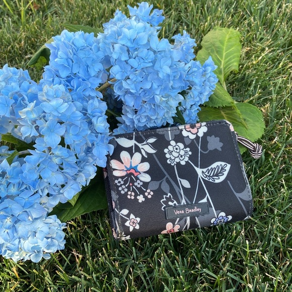 Vera Bradley - Lighten Up Wallet - Picture 2 of 9